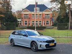 Grijs Gebruikt 2023 BMW 330e M Sport Stationwagen | € 46.750 (Eerlijke prijs)
