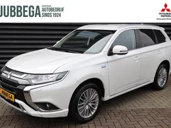 Silky white (wit parelmoer) Gebruikt 2020 Mitsubishi Outlander P-HEV Intense SUV | € 24.890 (Super prijs)