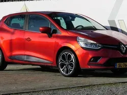 Rood, metallic lak Gebruikt 2017 Renault Clio IV Intens Hatchback | € 8.900 (Iets duurder)