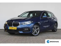 Blauw, metallic lak Gebruikt 2021 BMW 118 Executive Hatchback | € 23.900 (Eerlijke prijs)