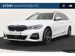 Alpinweiss iii Gebruikt 2022 BMW 330e Executive Stationwagen | € 40.950 (Eerlijke prijs)