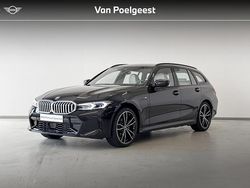 Saphirschwarz metallic (zwart metallic) Gebruikt 2023 BMW 330e M Sport Stationwagen | € 44.900 (Super prijs)