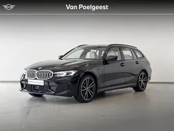 Saphirschwarz metallic (zwart metallic) Gebruikt 2023 BMW 330e M Sport Stationwagen | € 47.995 (Goede deal)
