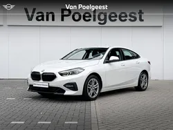 Mineralweiss metallic (wit metallic) Gebruikt 2021 BMW 218 Executive Coupé | € 24.900 (Goede deal)