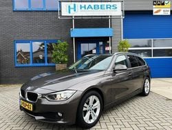 Bruin, metallic lak Gebruikt 2014 BMW 316 Executive Stationwagen | € 12.945 (Eerlijke prijs)
