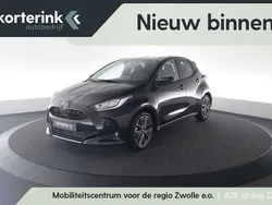Rood Nieuw 2025 Toyota Yaris Hybrid Executive Hatchback | € 31.950 (Eerlijke prijs)