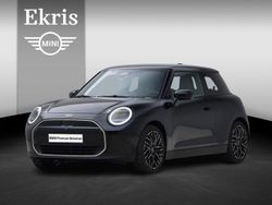 Zwart, metallic lak Gebruikt 2024 Mini Cooper Favoured Hatchback | € 32.950