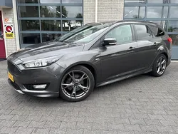 Grijs Gebruikt 2018 Ford Focus ST-Line Stationwagen | € 13.850 (Goede deal)