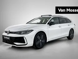 Wit Nieuw 2025 VW Passat Business Stationwagen | € 59.900 (Duur)