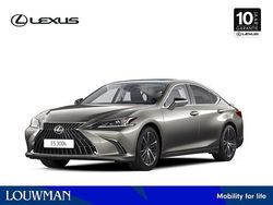 Sonic titanium metallic (grijs metallic) Nieuw 2025 Lexus ES300H Sedan | € 61.290 (Eerlijke prijs)