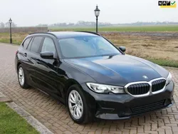 Zwart, metallic lak Gebruikt 2019 BMW 318 Comfort Edition Stationwagen | € 15.368 (Eerlijke prijs)