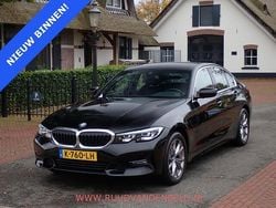 Zwart Gebruikt 2021 BMW 318 Executive Sedan | € 27.900 (Goede deal)