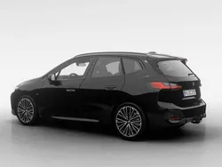 Saphirschwarz metallic (zwart metallic) Nieuw 2025 BMW 220 M Sport Stationwagen | € 62.347