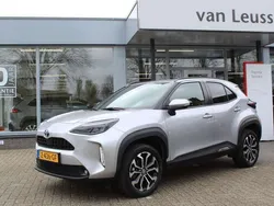 Grijs, metallic lak Gebruikt 2024 Toyota Yaris Cross SUV | € 28.740 (Eerlijke prijs)