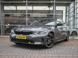 Grijs, metallic lak Gebruikt 2019 BMW 320 Executive Sedan | € 23.950 (Eerlijke prijs)