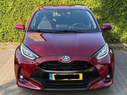 Rood Gebruikt 2020 Toyota Yaris Hybrid Limited Sedan | € 18.500 (Super prijs)