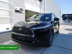 Zwart, metallic lak Gebruikt 2024 Toyota Corolla Cross Style SUV | € 35.950 (Eerlijke prijs)