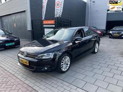 Zwart, metallic lak Gebruikt 2013 VW Jetta Highline Sedan | € 8.999