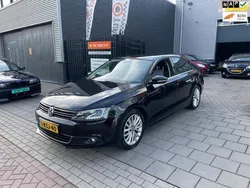 Zwart, metallic lak Gebruikt 2013 VW Jetta Highline Sedan | € 8.999 (Iets duurder)
