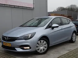 Grijs, metallic lak Gebruikt 2020 Opel Astra Business Edition Hatchback | € 11.940 (Eerlijke prijs)