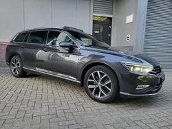 Grijs, metallic lak Gebruikt 2020 VW Passat Comfortline Stationwagen | € 24.950 (Duur)