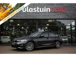 Zwart Gebruikt 2022 BMW 330e Executive Stationwagen | € 31.950