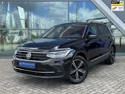 Zwart, metallic lak Gebruikt 2022 VW Tiguan Active SUV | € 24.950 (Super prijs)