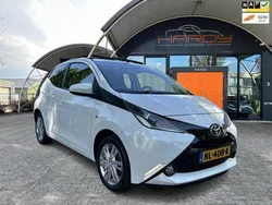 Wit Gebruikt 2017 Toyota Aygo X-wave Hatchback | € 8.980 (Eerlijke prijs)