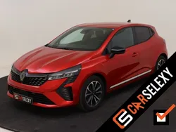 Rood Gebruikt 2024 Renault Clio V Hatchback | € 21.250 (Eerlijke prijs)