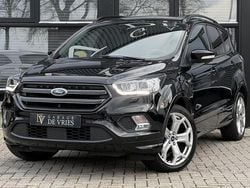 Zwart (metallic) Gebruikt 2017 Ford Kuga ST-Line SUV | € 14.900 (Eerlijke prijs)