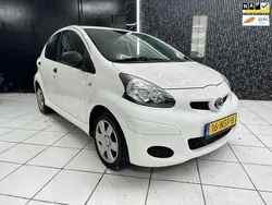 Wit Gebruikt 2010 Toyota Aygo Hatchback | € 3.100 (Eerlijke prijs)