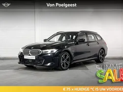 Saphirschwarz metallic (zwart metallic) Gebruikt 2023 BMW 330e M Sport Stationwagen | € 42.900 (Eerlijke prijs)