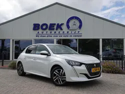 Wit Gebruikt 2021 Peugeot 208 Allure Hatchback | € 16.790 (Eerlijke prijs)