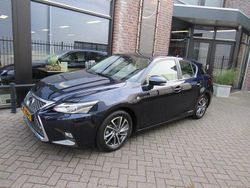 Blauw (metallic) Gebruikt 2019 Lexus CT200h Hatchback | € 19.900 (Eerlijke prijs)