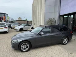 Grijs Gebruikt 2018 BMW 318 Executive Stationwagen | € 10.950 (Super prijs)