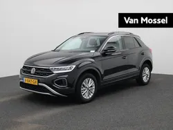 Zwart Gebruikt 2022 VW T-Roc Life SUV | € 22.700 (Eerlijke prijs)