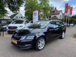 Zwart Gebruikt 2019 Skoda Octavia Style Stationwagen | € 15.950 (Iets duurder)