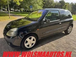 Zwart Gebruikt 2002 Renault Clio II Dynamique Hatchback | € 650 (Eerlijke prijs)