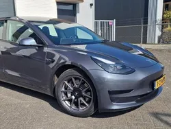 Grijs Gebruikt 2023 Tesla Model 3 Standard Range Sedan | € 27.950 (Goede deal)