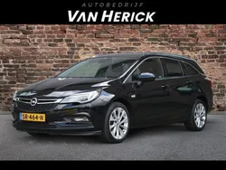 Zwart, metallic lak Gebruikt 2018 Opel Astra Innovation Stationwagen | € 13.945 (Eerlijke prijs)