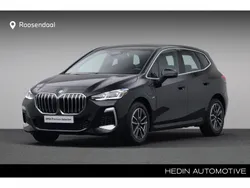 Saphirschwarz metallic (donker zwart metallic) Gebruikt 2024 BMW 225 Active Tourer Comfort Edition MPV | € 44.880 (Eerlijke prijs)