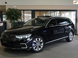 Zwart (metallic) Gebruikt 2021 VW Passat GTE Stationwagen | € 23.950 (Eerlijke prijs)
