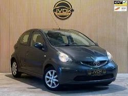Grijs, metallic lak Gebruikt 2008 Toyota Aygo Hatchback | € 3.440 (Eerlijke prijs)
