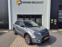 Grijs, metallic lak Gebruikt 2022 Suzuki Vitara SUV | € 23.990 (Goede deal)