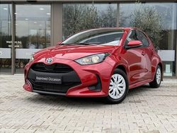 Rood (metallic) Gebruikt 2022 Toyota Yaris Hybrid Active Hatchback | € 20.895 (Goede deal)