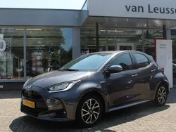 Grijs, metallic lak Gebruikt 2020 Toyota Yaris Hybrid Edition Hatchback | € 16.900 (Goede deal)