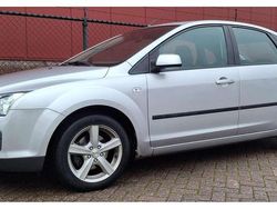 Grijs (metallic) Gebruikt 2007 Ford Focus Trend Hatchback | € 1.799 (Eerlijke prijs)