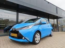 Blauw Gebruikt 2016 Toyota Aygo X-play Hatchback | € 4.999 (Eerlijke prijs)