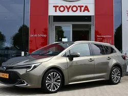 Groen, metallic lak Gebruikt 2023 Toyota Corolla Edition Stationwagen | € 30.499 (Eerlijke prijs)