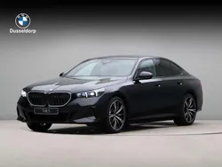 Zwart, metallic lak Nieuw 2025 BMW 530e M Sport Sedan | € 82.416 (Super prijs)